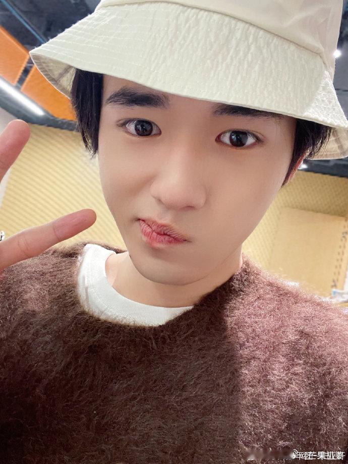 #宋亚轩素颜比耶照# #宋亚轩毛衣T恤叠穿# 宋亚轩素颜比耶照超帅，毛衣 T 恤