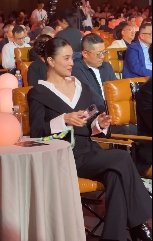 宋佳不语只是一味拍拍拍宋佳在中国电影导演之夜镜头拍到宋佳变站姐， 举手机不语只是