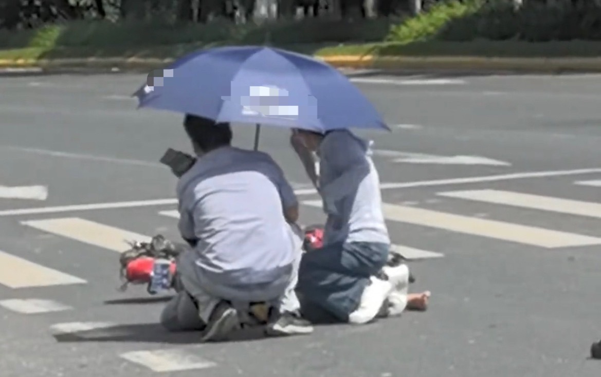 【玉林二环北路女子骑车被绿牌货车撞伤】8月11日，玉林市二环北路一斑马线女子骑电