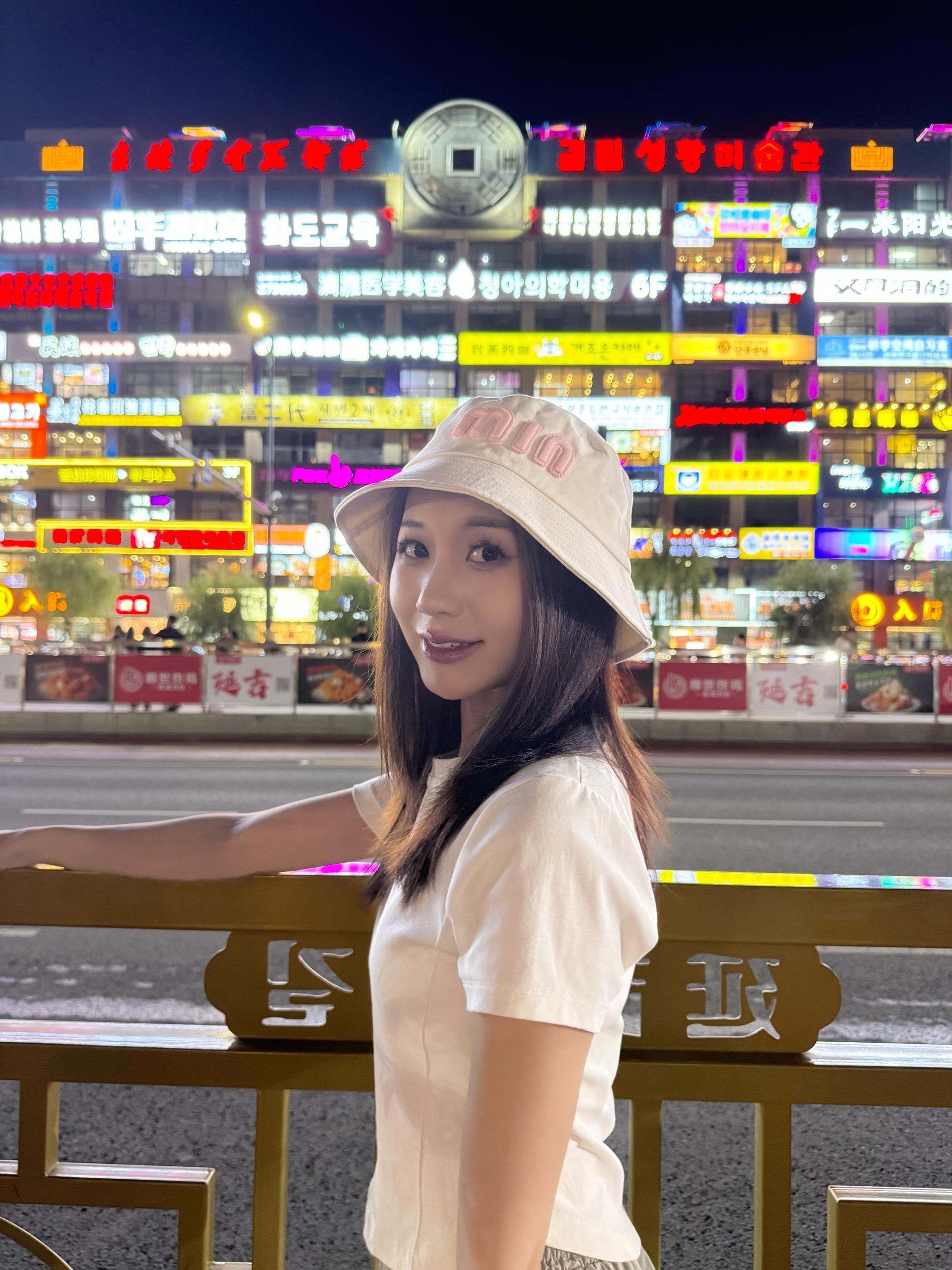我在月光下许过情真  问你爱我有几分