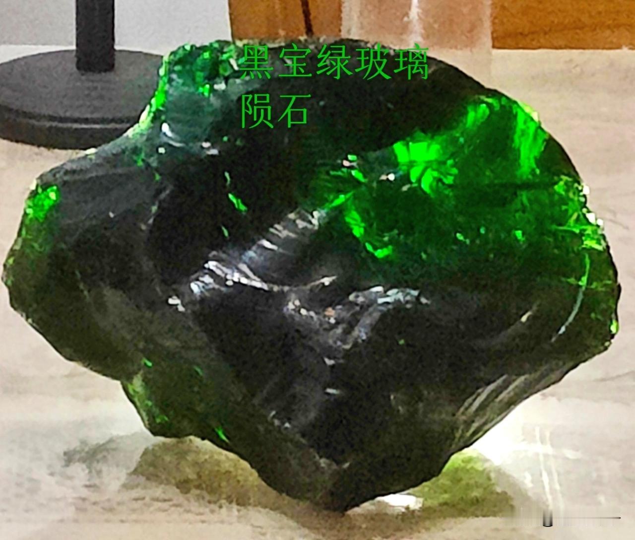 从科学原理来讲，单用打火机灼烧炸裂就判定玻璃陨石为假货，本身没有严谨的科研定论，