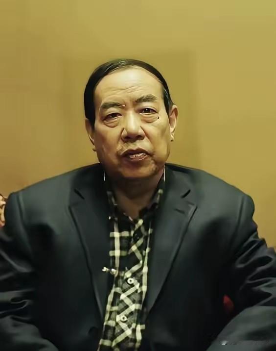 贾平凹的两个女儿，真是活成了两个极端。

一个被他捧在手心托举了47年，一路从本