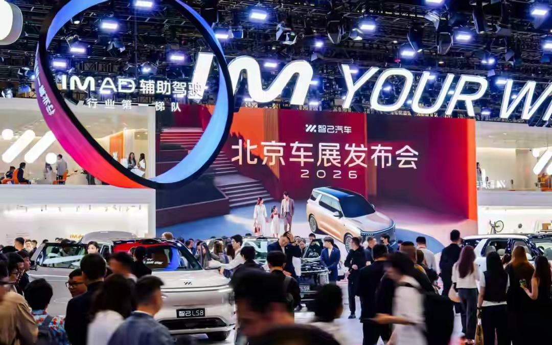 现在还开着燃油车的人，无非就这几类人：
1、对新能源车不信任的
2、经常长途出行