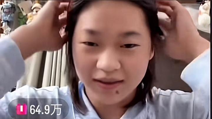 全红婵首次
个人直播
竟然是在
宿舍开播的
看了她的直播
全红婵真的是个搞笑女