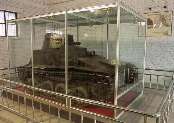 1989年夏天，一小伙儿跑到村外的河里去游泳。谁知当他一个猛子扎到水里时，却无意