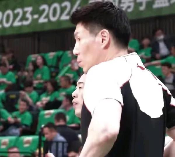 谈邀请韩国裁判吹罚CBA，杨毅：一些犯规只有他们能严格判罚，新疆昨晚只要一挨着就