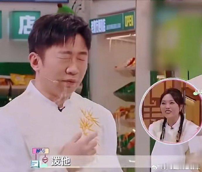 谁懂杨洋哄杨迪这一下你好星期六哈哈，杨迪猜歌词这回可尴尬了，故意生气也没用。杨洋