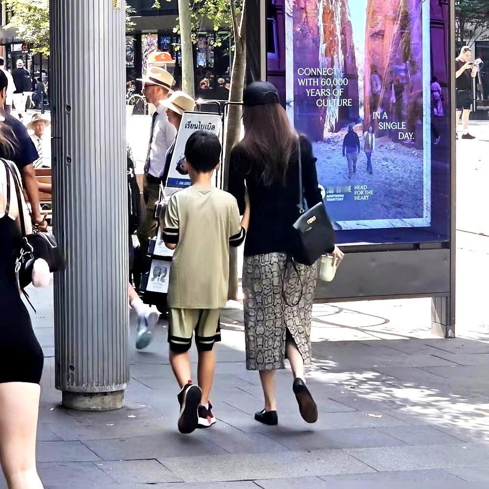 小S说她“假”，她直接把“假”玩成了顶级手艺。
 

侯佩岑这套生存法则，真是从