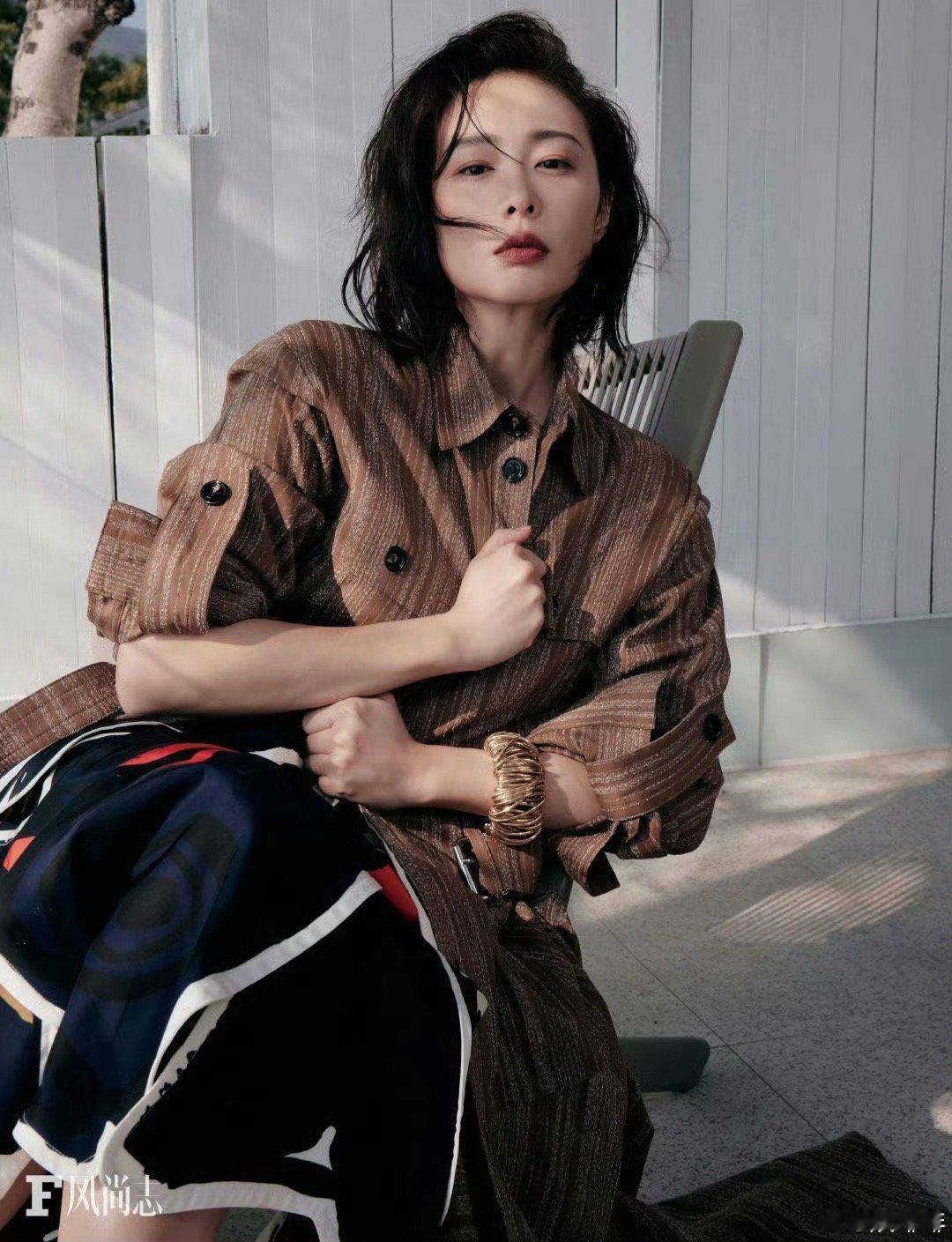 时尚[超话]  高叶风尚志二月刊封面  高叶海岛度假大片  被高叶风尚志二月刊封