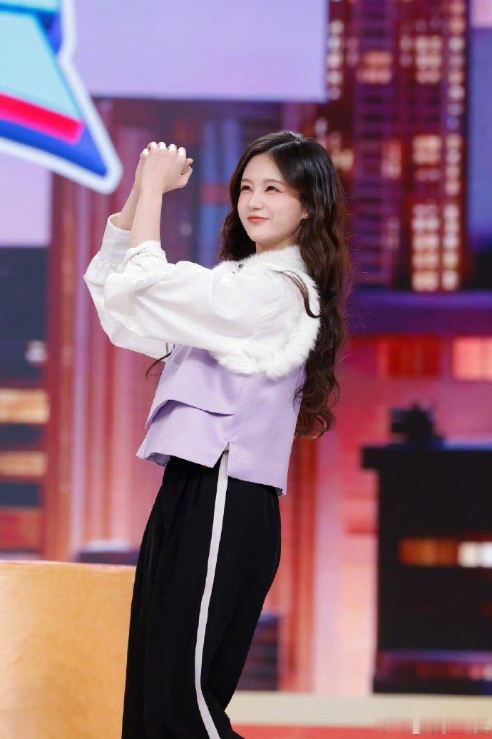 李一桐刘宇新年领舞直拍你好星期六看完直拍心情都变好了，两位颜值与实力并存，舞步轻