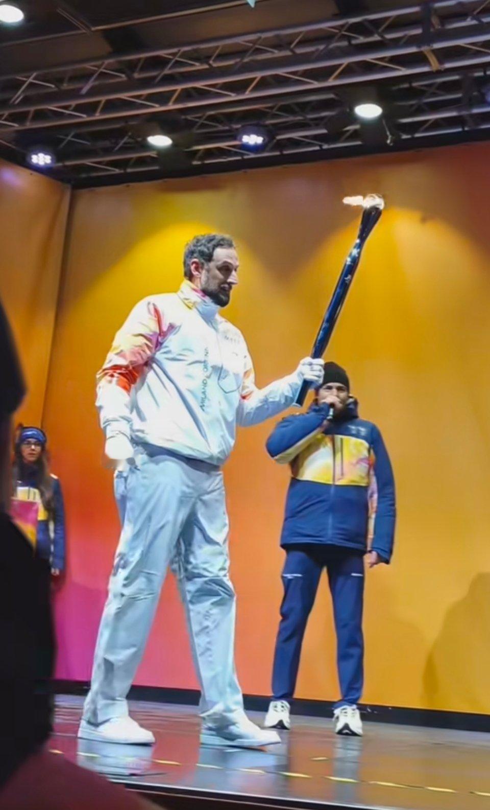 揭秘米兰冬奥火炬传递幕后 米兰冬奥火炬“本源”藏满巧思：以回收铝铜打造，蓝绿/古