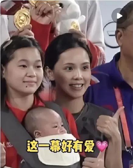全红婵在领奖台边抱娃，不是演的，是真当姨妈了。
谢思埸求婚时她喊“催生”，三年后