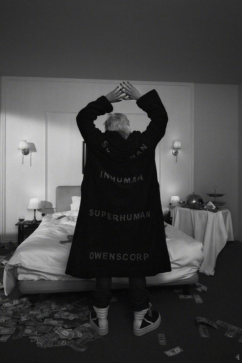 李泰容黑色美甲李泰容彩虹头 李泰容《Rock Solid (Feat. Ande