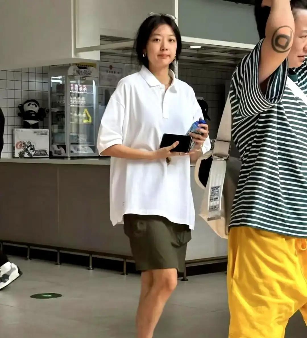 172cm素颜生图全网疯传
 
镜头怼脸没滤镜，毛孔都看得清，皮肤却白得发光。网