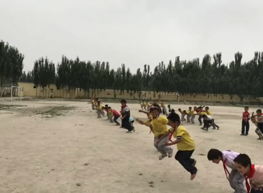 乡村小学里也有一支功夫女足新疆且克村小学女足堪称现实版功夫女足，姑娘们在简陋土操