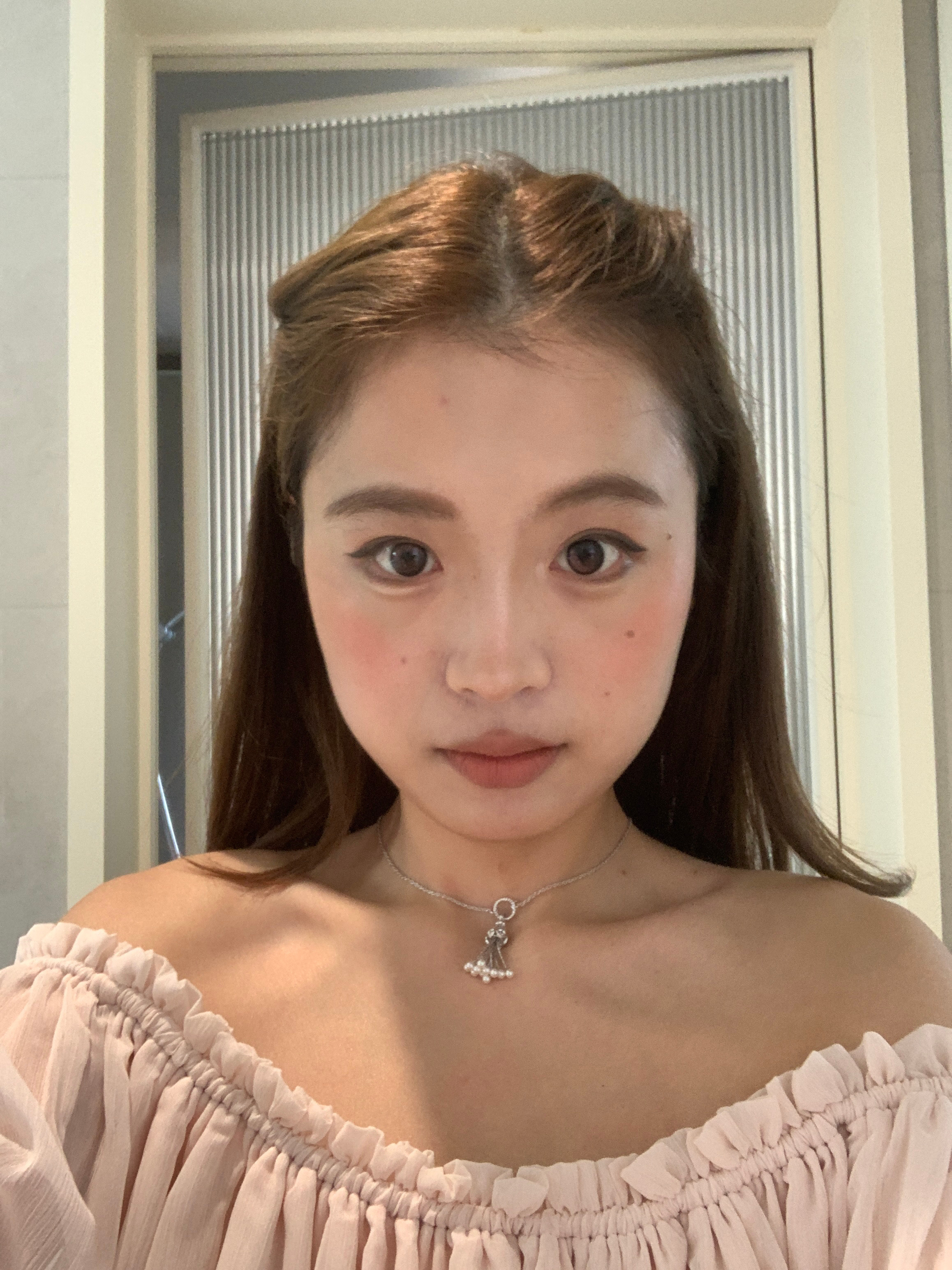 今天重新用了花知晓巧克力修容盘 哎我真觉得这个没有替代 我不要再怕重了 我以后去