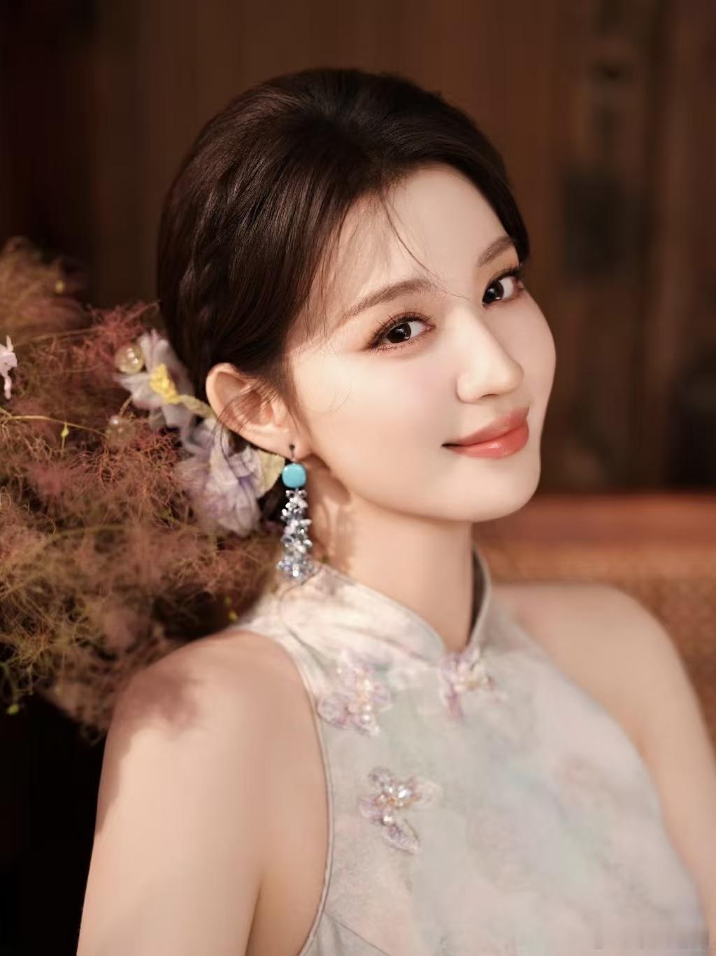 王楚然踩着进行曲就出场了王楚然步态看着特别舒展大方，整个人精气神拉满，这阵子频繁