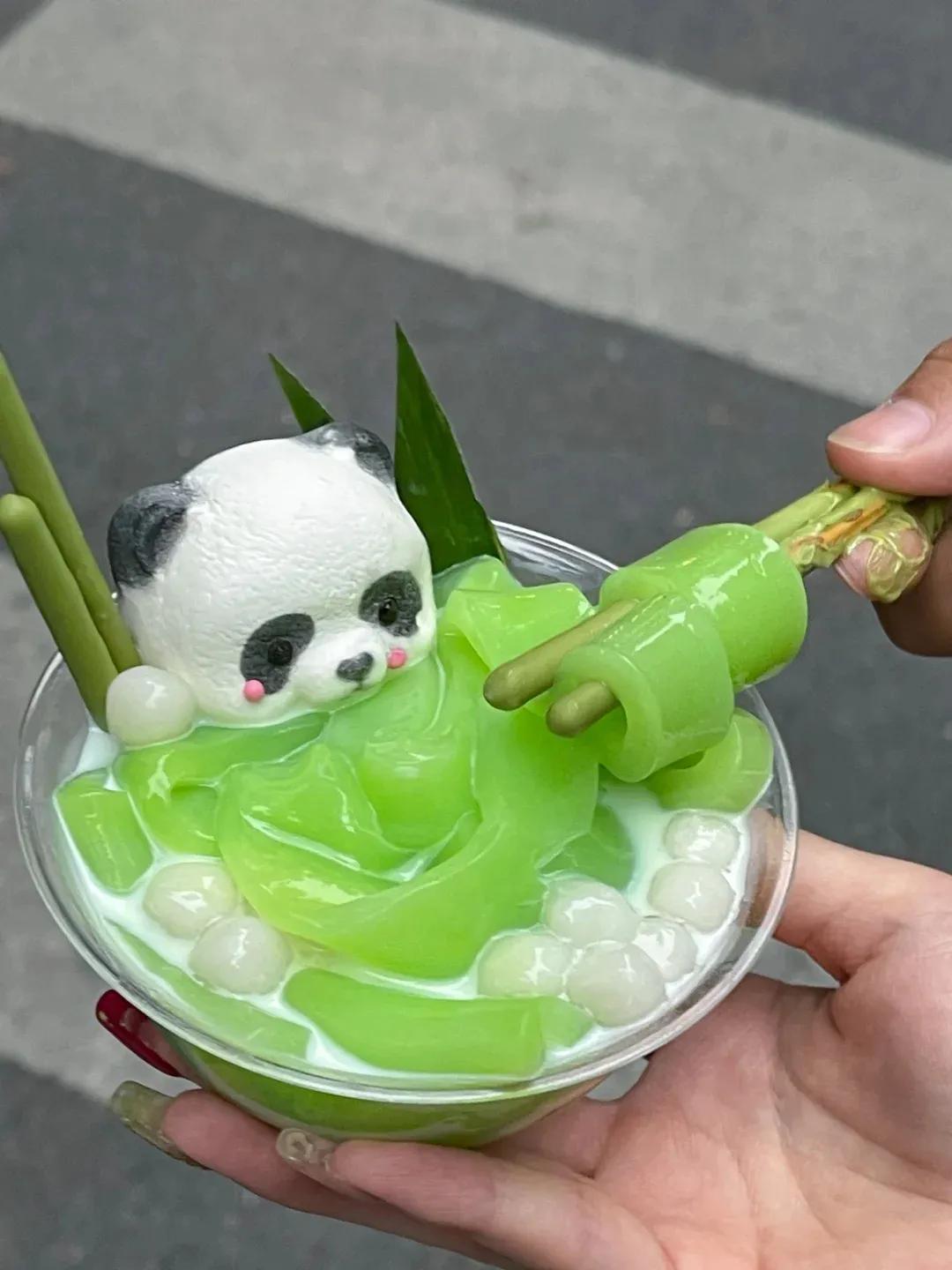 这家店的甜品太有创意了，熊猫都进碗里了
话说，这样真的没问题吗？