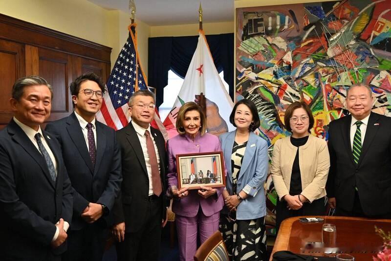 民进党脑袋被驴踢了吗？
还见这个老太太！

这几天民进党的团在美国访问
据说见了