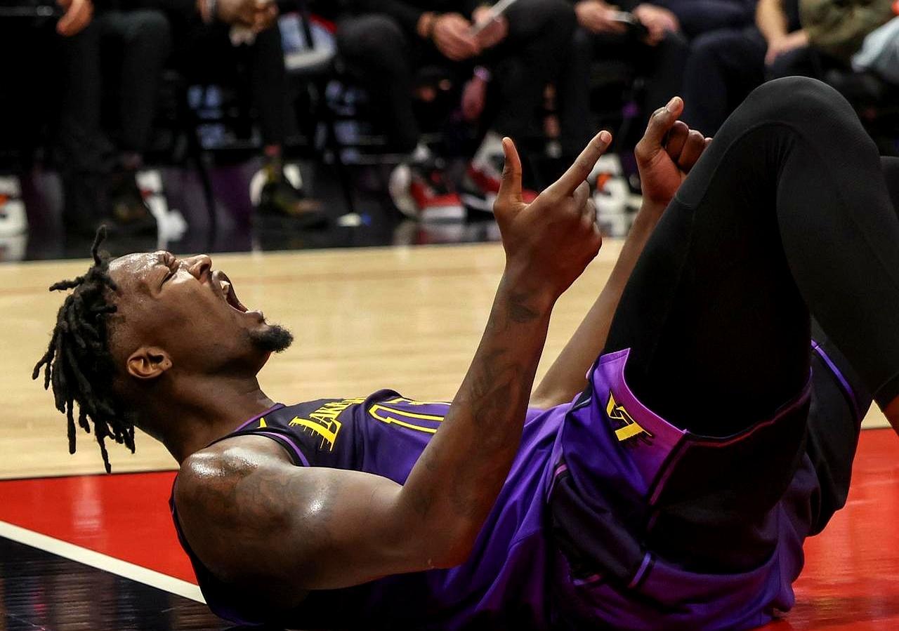 火箭花了5300万从湖人抢来芬尼-史密斯，本想补3D空缺，结果人刚签完就躺了。