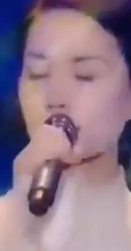 《时光里的未断线》

十七岁的谢霆锋站在舞台上时，眼里有未脱的青涩，却已藏不住锋