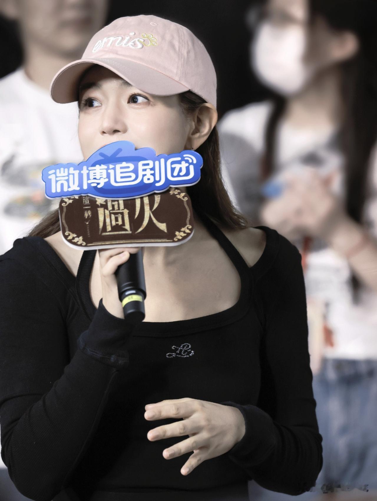 陈妍希：我姐姐说她得了一种病，见了张凌赫就会好的病。张凌赫：现在好了吗？陈妍希姐