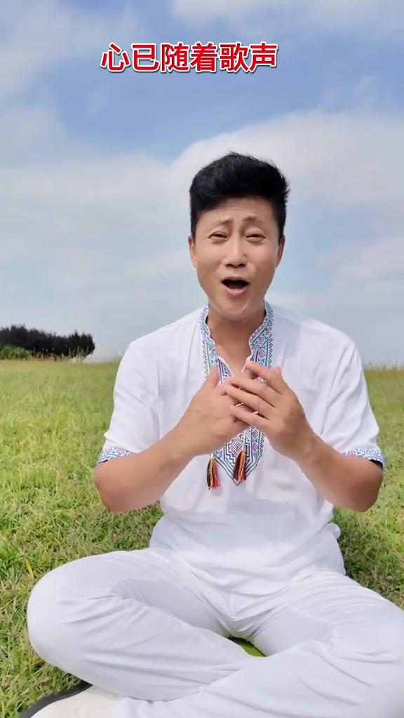 思恋。
耿为华。
百灵鸟在花丛中歌唱多委婉，我唱着忧郁的歌儿把你思恋。心已随着歌