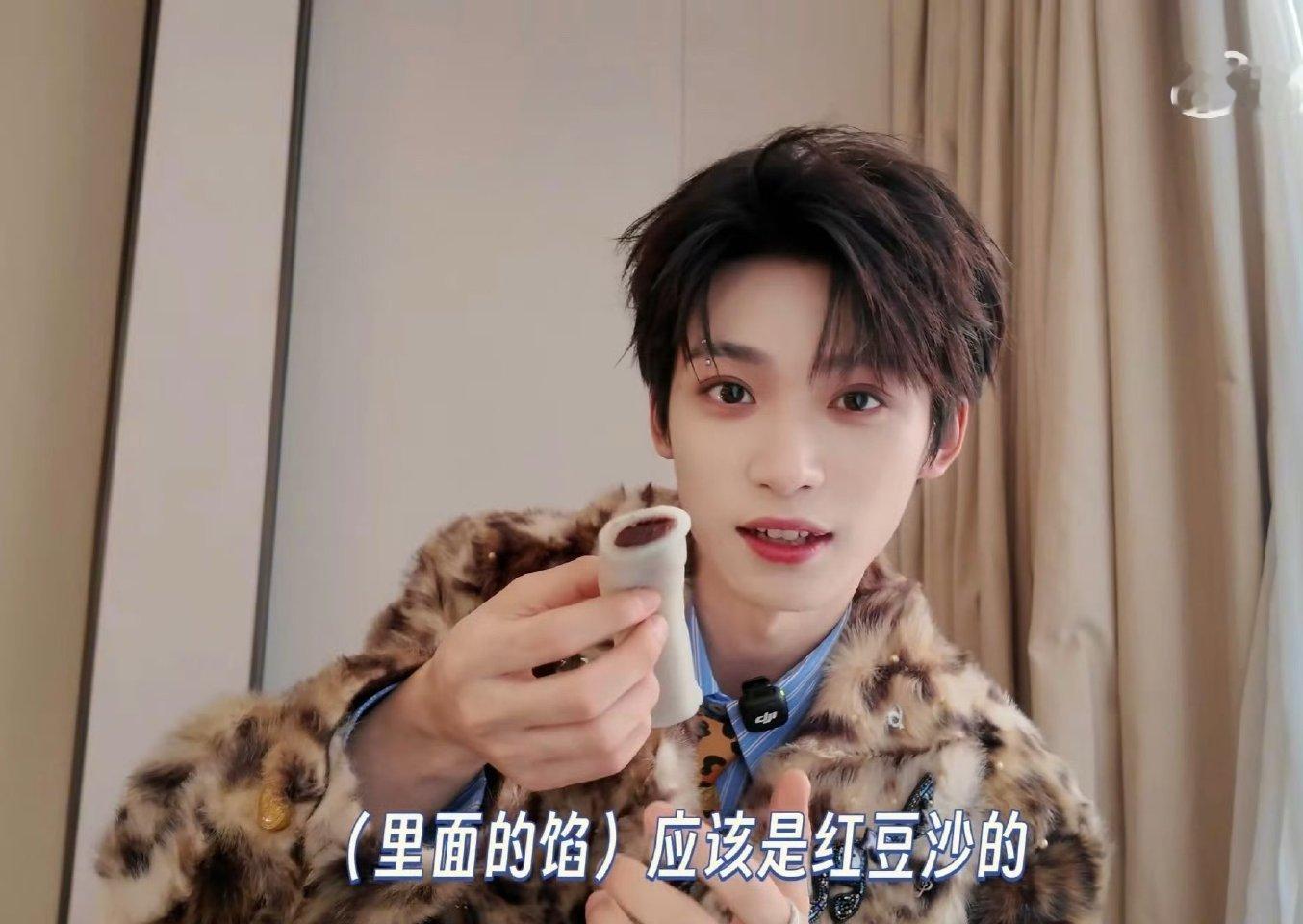 梓渝吃杭州糕点像猫吃猫条观看梓渝细细品味杭州的精致糕点，简直是萌萌哒！真希望他能