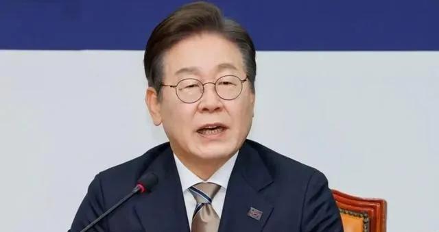 近期韩美高层互动引发全网热议。特朗普公开向韩国提出两项重磅要求，一是要求韩国每年