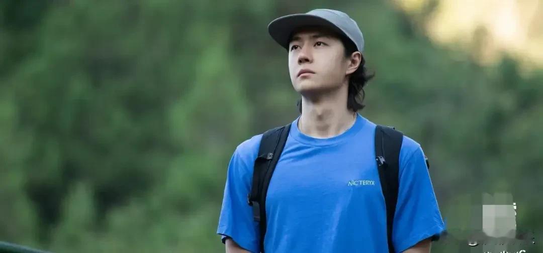 王一博录户外节目，意外加餐小飞虫，居然淡定咽下只说“这虫子”。以前怕虫的他，现在