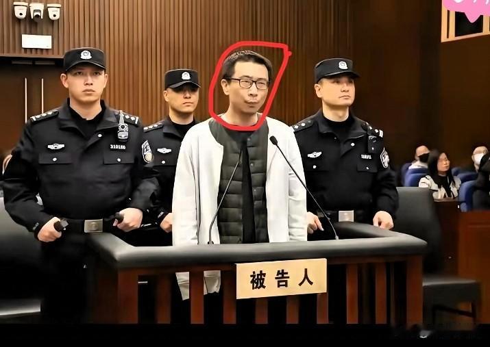 不得不承认，相由心生这句话，在许垚身上体现得淋漓尽致。
 
名校海归、企业高管，