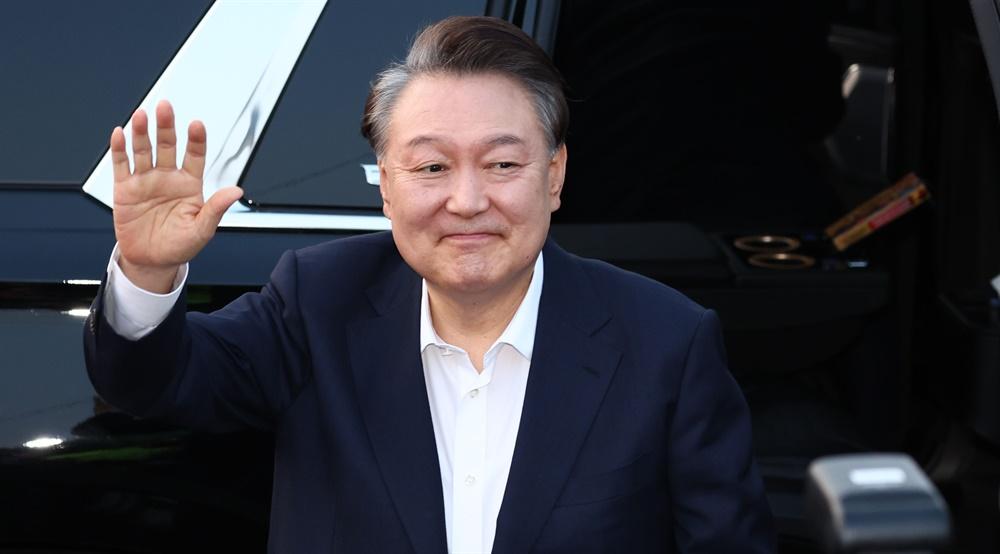 有没有会看手相的？给尹锡悦看一下。