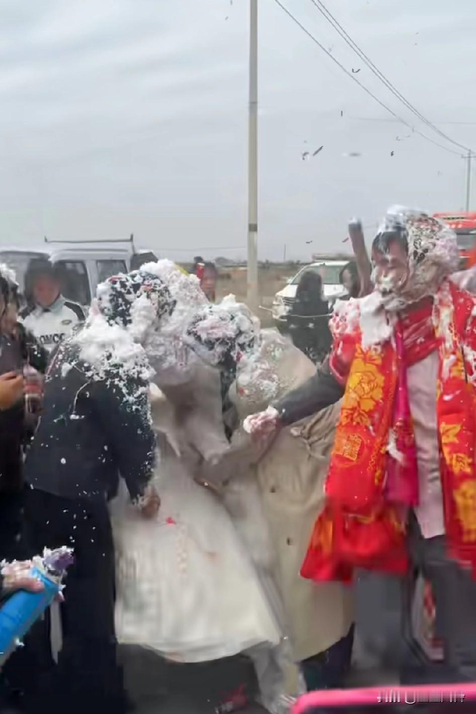 搞不懂结个婚，为什么要怼着脸拍，以为拿棍子是打那些喷泡沫的，没想到是打新郎新娘的