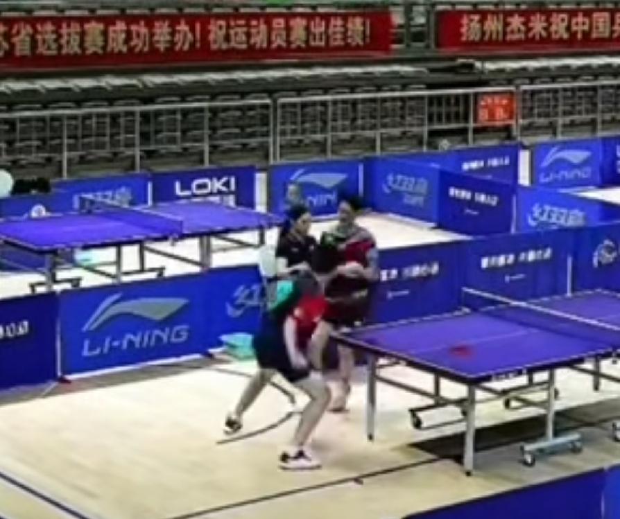 行为实在太恶劣，本来是冲击国青资格的潜力小将，输球当场对对手拳打脚踢，完全是亲手