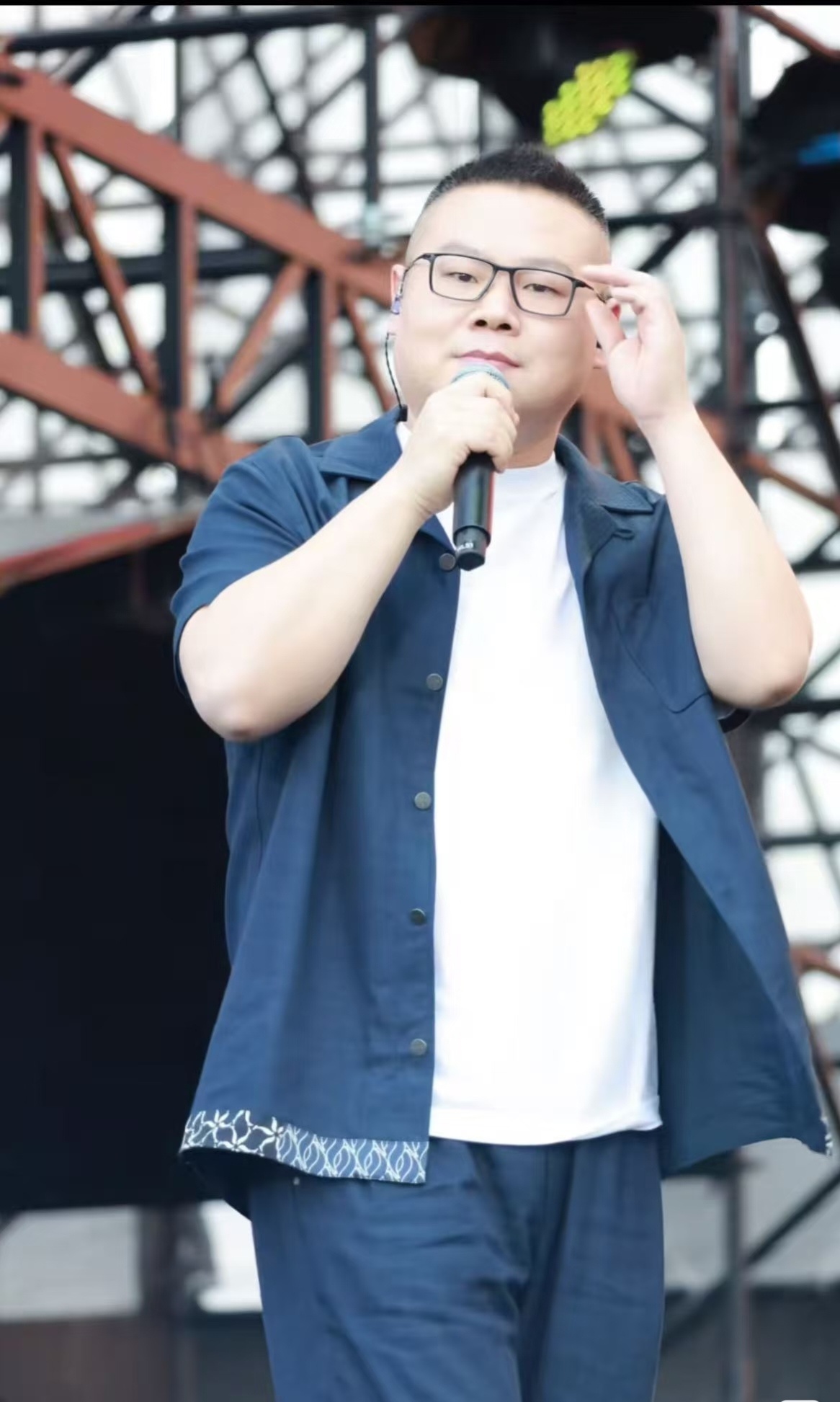 岳云鹏用张信哲内涵柳岩 敢拿张信哲的歌涮柳岩，也就岳云鹏了！《过火》歌词一改，笑