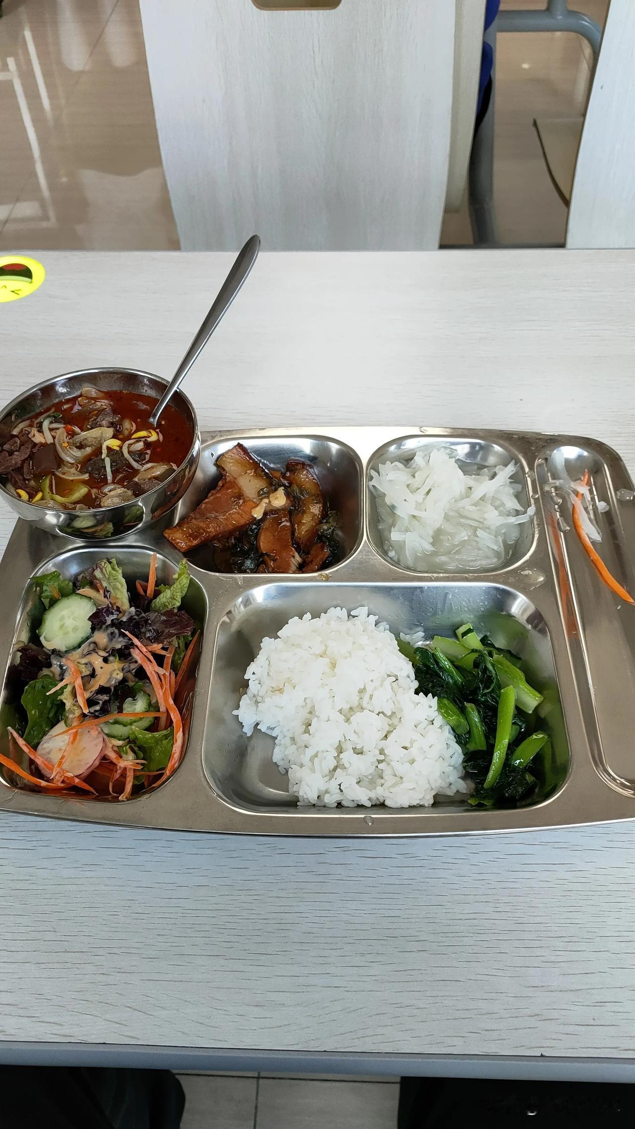 国企食堂就是好，羊杂汤，梅菜扣肉，蔬菜沙拉，萝卜丝汤，炒菜心