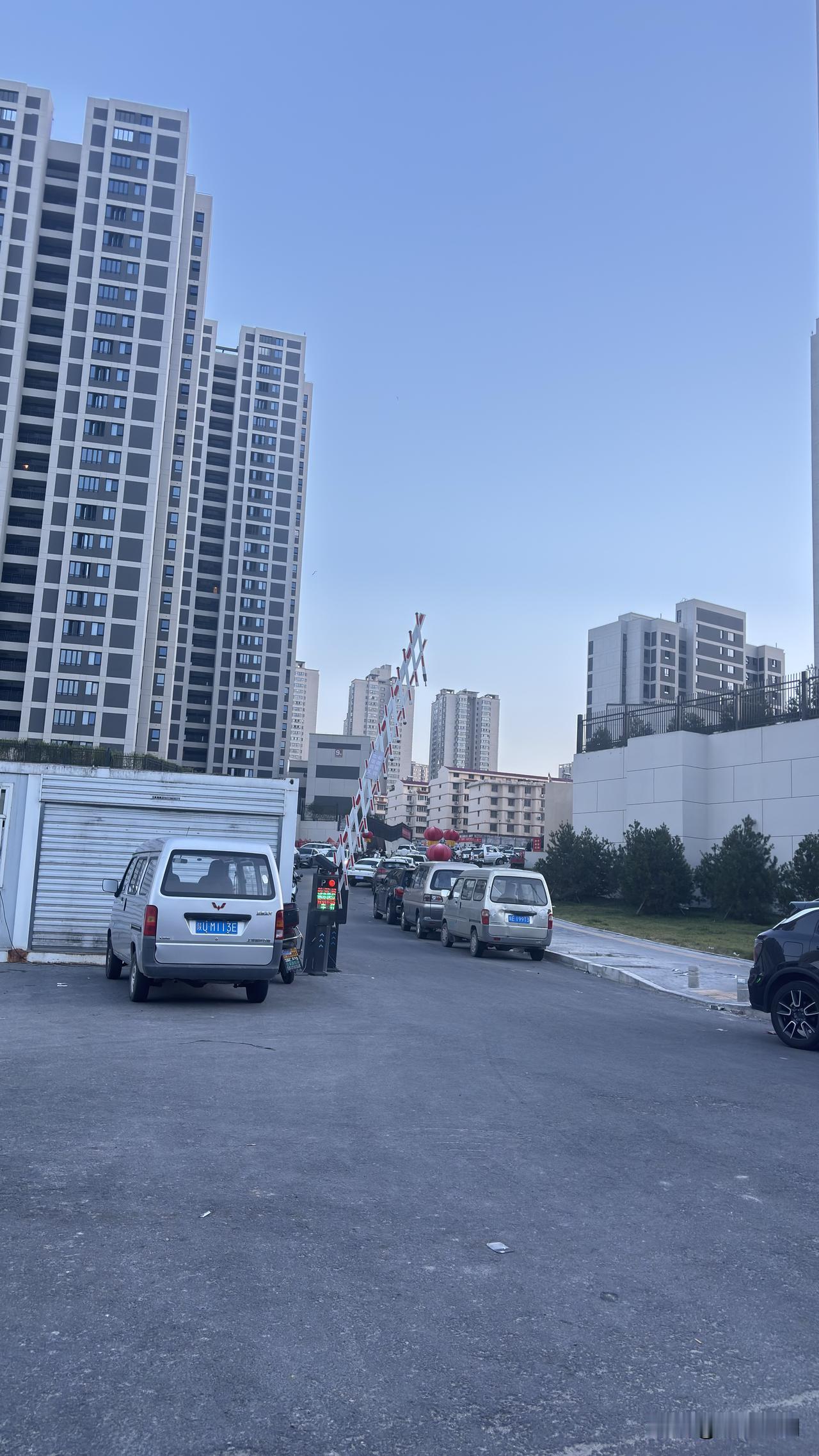 西安纺一路东头苏唐水安置房这里，这条路是新修的吧，以前路过没有看到过。这条路能通
