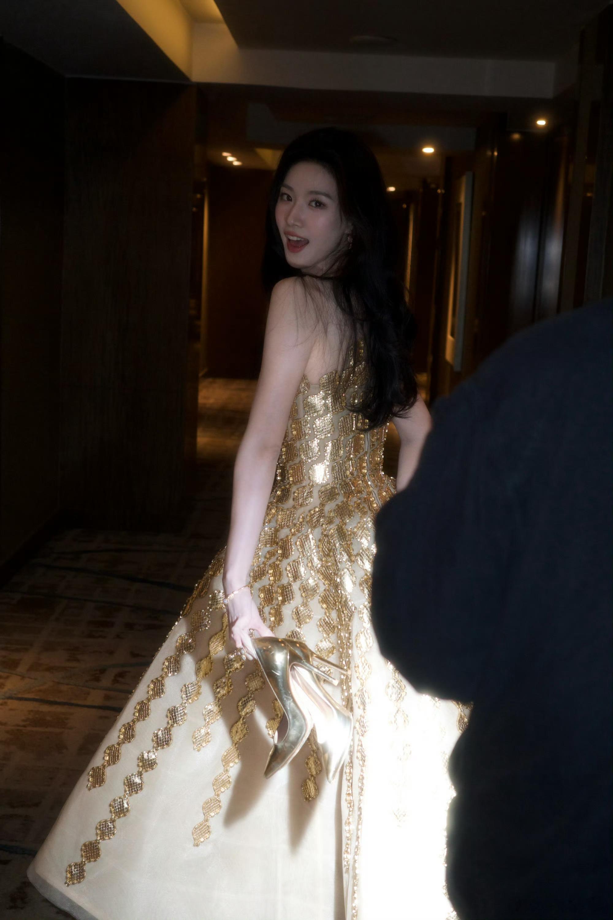 卢昱晓卢昱晓南衣‖卢昱晓何不同舟渡 卢昱晓的南衣，是我见过最美的古装绝色模样
