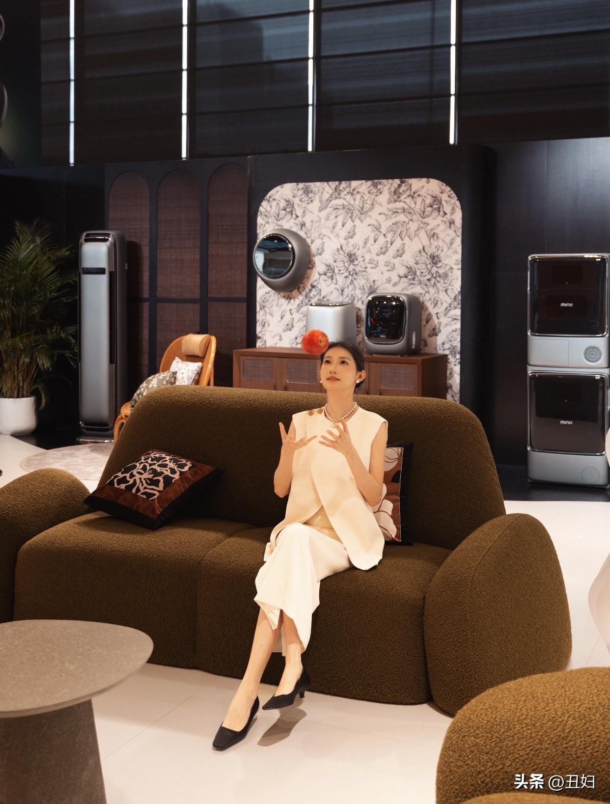 白色裙子配什么颜色的外套比较好看奶白色外套和白色裙子搭配则更显温柔甜美。它比纯白