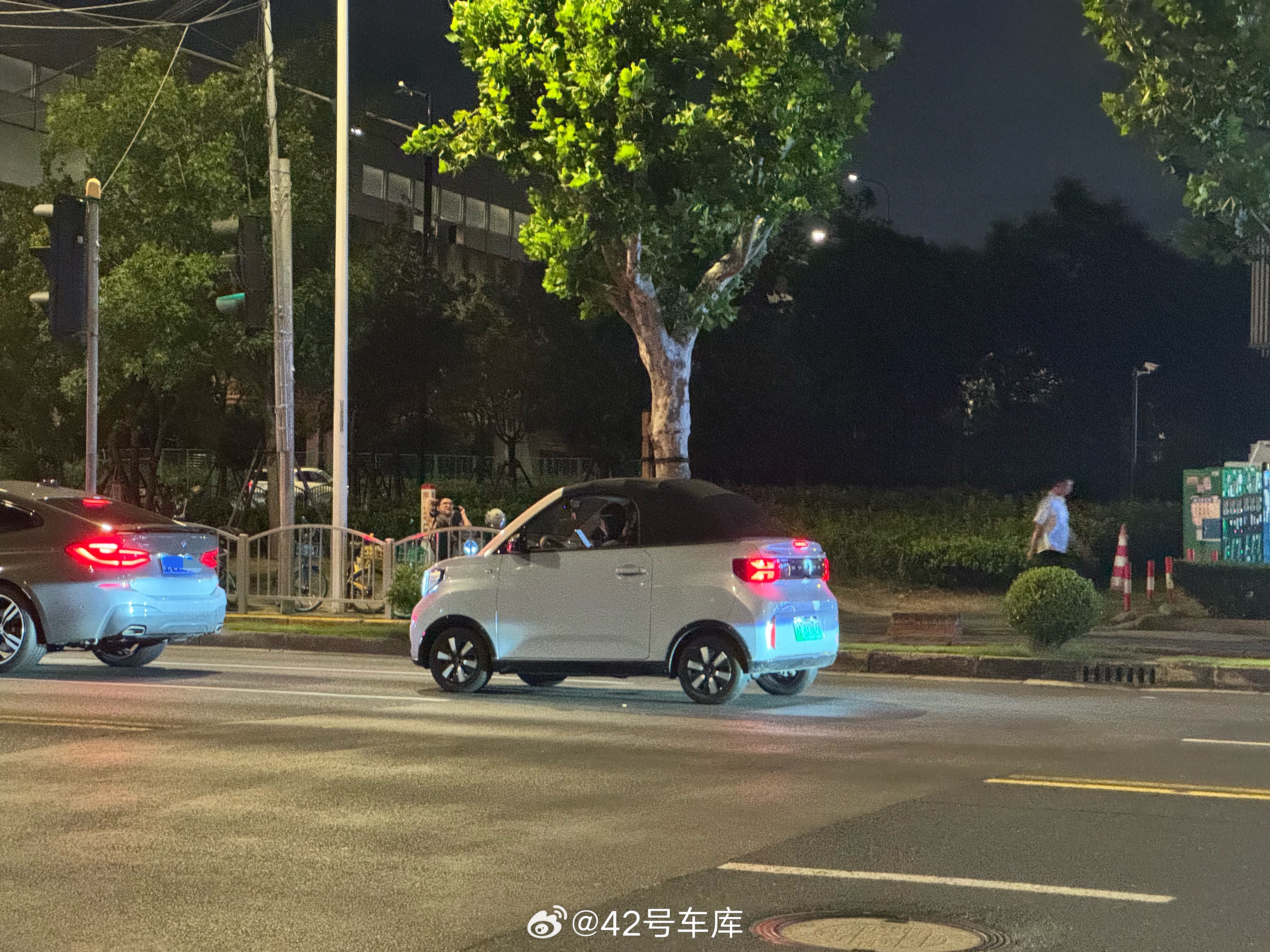 捕获一台尊贵的沪 A 绿牌敞篷版 宏光 MINIEV，买得早还是好~当初因为「剁