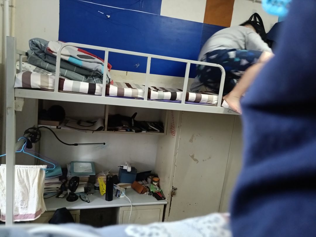 网友投稿，舍友每天早上不到六点就起床看书，闹钟把我们也吵醒，寝室几个对他意见挺大