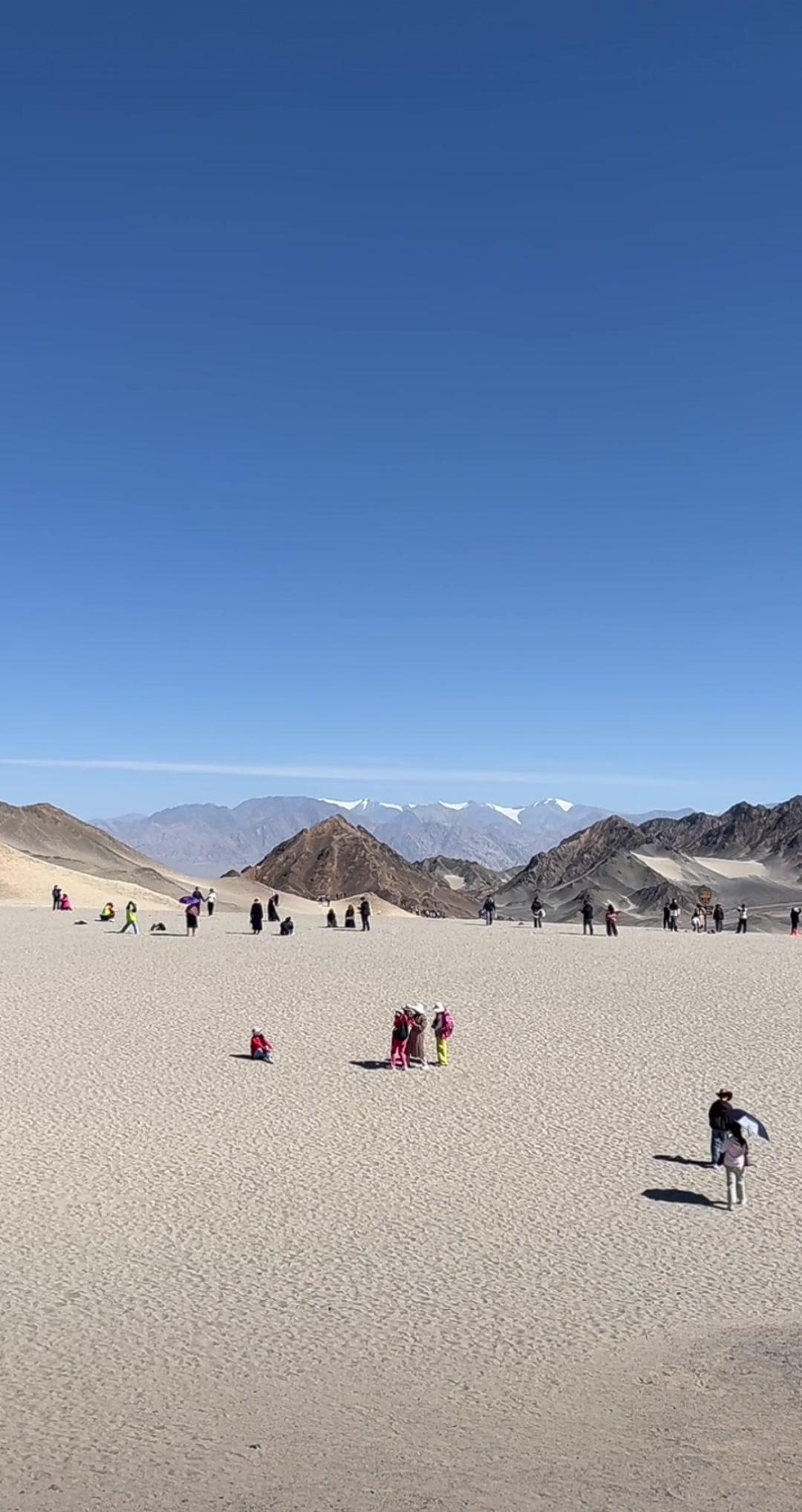 在大美青海的黑独山留下的这组画面，完全把独有的清冷高级感拉满，优秀的人连出片质感