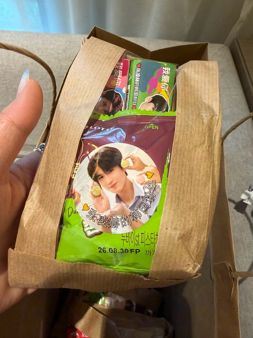 明天9-10点发放由韩国小核桃准备的小零食 我从前面递给传大家 不要下梯子！不要