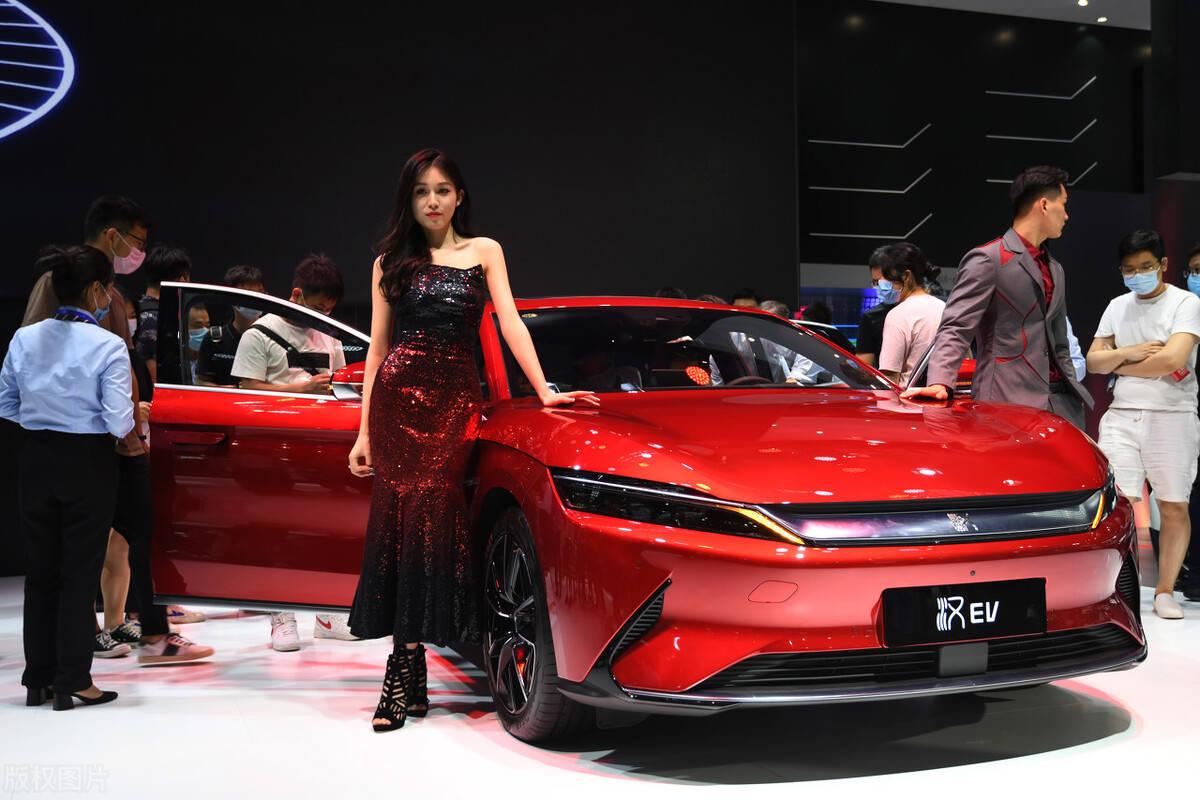 比亚迪营收创新高，净利润却比前年少了十几个点，员工总数也从96万降到了86万，十