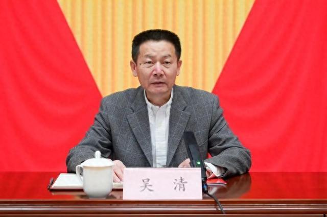 #易会满被免#新村长原来掌管过上交所，算业内人士；又是从大上海政法委书记任上调过