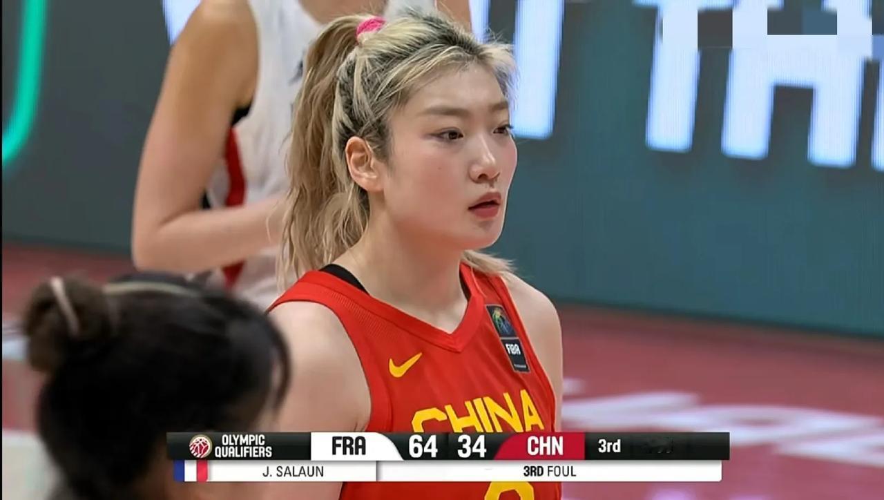女篮奥运资格赛，中国女篮大败给法国女篮，中国女篮表现大失常。

从第一节开始，中