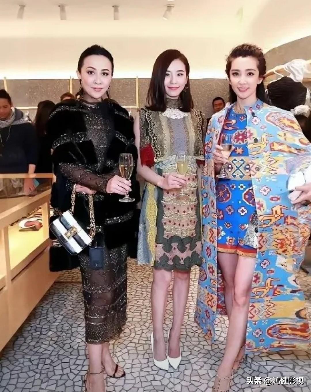 大家有没有发现？在这3个美女中，刘嘉玲即使在三人中年龄最大，反倒气质是最高雅的。