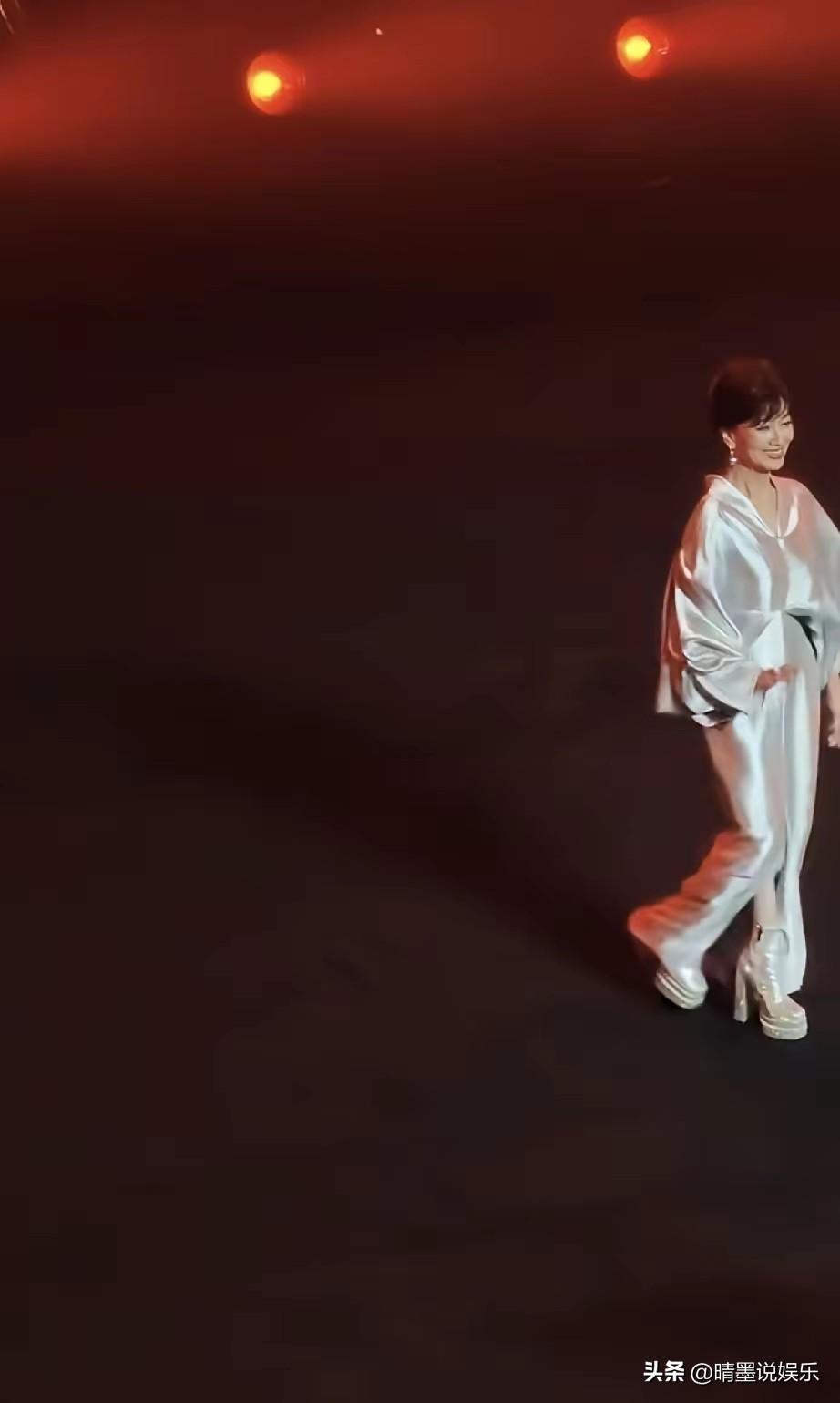 感觉舞台上的她一直在强撑，
台上看着神采奕奕，笑容明艳，
台下皱纹眼神通通都“出