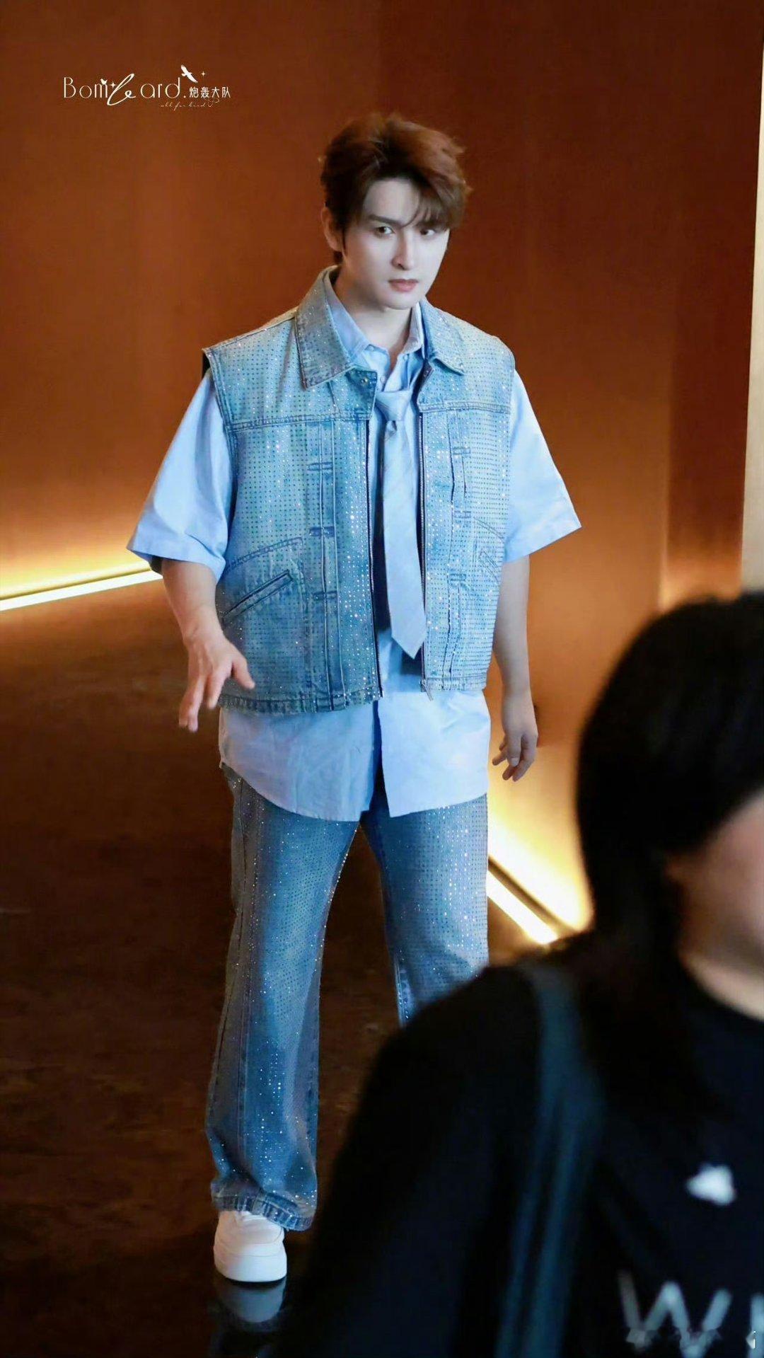 张远录披哥粉丝卷成麻花了张远这样的男孩怎么能不让人喜欢，这个录披哥的消息一出来，