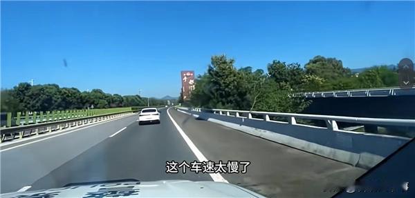 堵车源头找到了！浙江，一名女司机在高速公路上以40公里每小时的速度缓慢行驶，交警